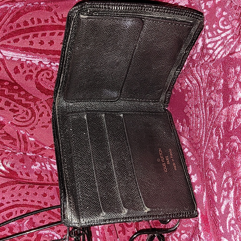 LV Epi Men's Black bifold Wallet - Picture 4 of 11